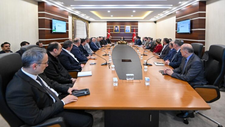 KOCAELİ’DE ENGELSİZ KENT VİZYONU: VALİ AKTAŞ BAŞKANLIĞINDA ERİŞİLEBİLİRLİK ZİRVESİ!