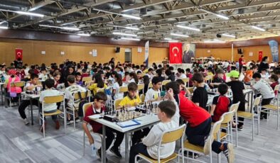 Gölcük’te Zekâların Savaşı Başladı: 235 Öğrenci Mat Etmek İçin Yarışıyor