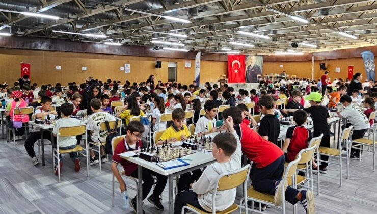 Gölcük’te Zekâların Savaşı Başladı: 235 Öğrenci Mat Etmek İçin Yarışıyor