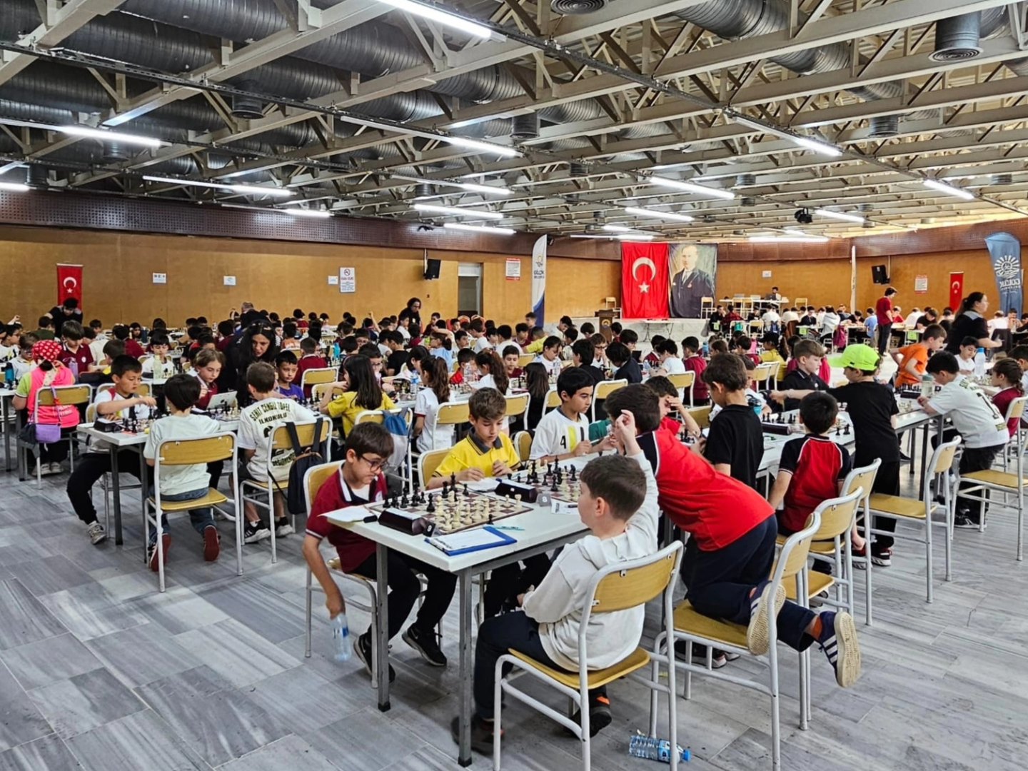Gölcük’te Zekâların Savaşı Başladı: 235 Öğrenci Mat Etmek İçin Yarışıyor