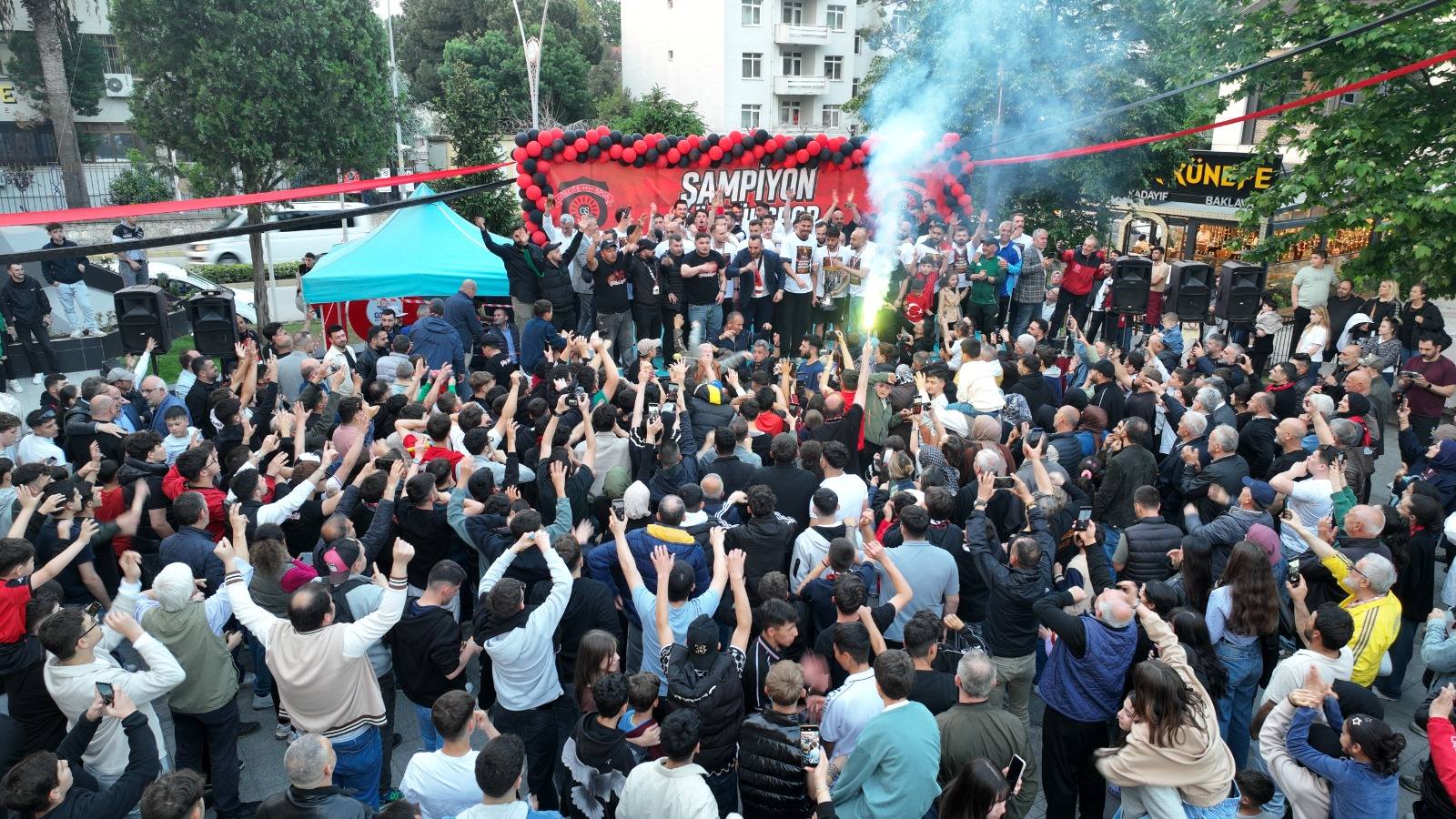 Gölcük’te Tarihi Gece: Şampiyon Gölcükspor Anıtpark’ı İnletti!