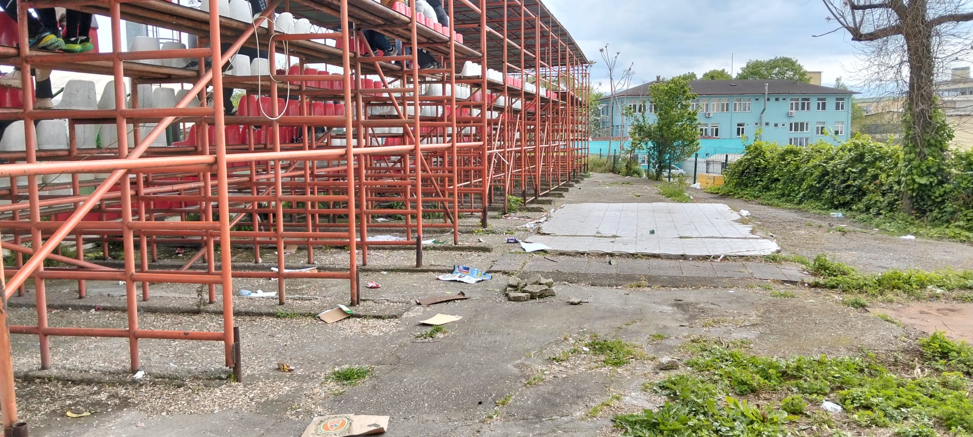 ‘Sporun Başkenti’ Vizyonuna Yakışmayan Tezatlık! Mehmet Ali Kağıtçı Stadı Temizlik Bekliyor