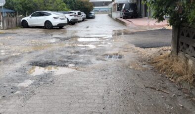Kartepe İstasyon Mahallesi’nde Yol Çilesi: Köstebek Yuvasına Dönen Kavşak Asfalt Bekliyor!