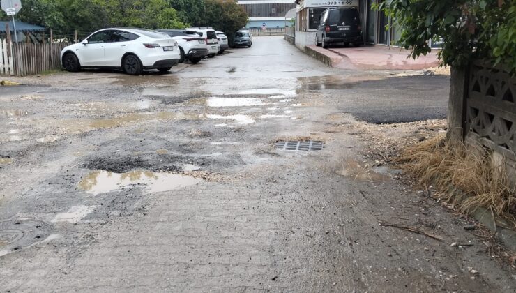 Kartepe İstasyon Mahallesi’nde Yol Çilesi: Köstebek Yuvasına Dönen Kavşak Asfalt Bekliyor!