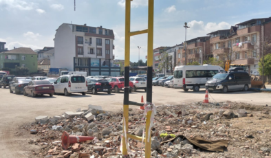 İstasyon Mahallesi Hürriyet Caddesi’ndeki Otopark Alanı Düzenleme Bekliyor