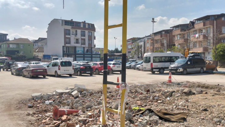 İstasyon Mahallesi Hürriyet Caddesi’ndeki Otopark Alanı Düzenleme Bekliyor
