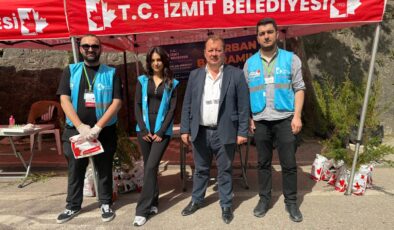 İZMİT’TE GELENEKSEL ARİFE MESAİSİ: MEZARLIKLARDA FİDE VE MANEVİ HEDİYELER DAĞITILDI