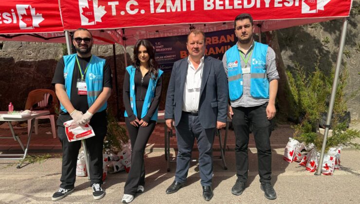 İZMİT’TE GELENEKSEL ARİFE MESAİSİ: MEZARLIKLARDA FİDE VE MANEVİ HEDİYELER DAĞITILDI