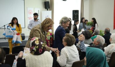 İzmit Belediyesinden Huzurevi Sakinlerine Müzikli ve Çiçekli Vefa Ziyareti