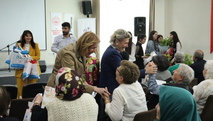 İzmit Belediyesinden Huzurevi Sakinlerine Müzikli ve Çiçekli Vefa Ziyareti