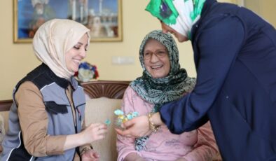 Kartepe’de Bayram Mesaisi: Alo Evlat Ekipleri Büyükleri Ziyaret Etti