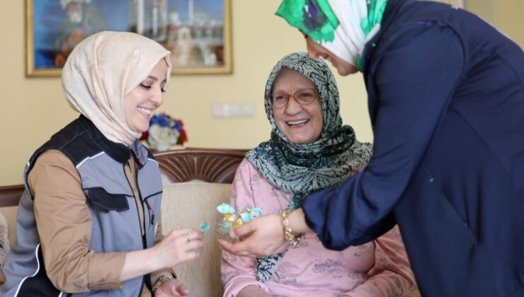 Kartepe’de Bayram Mesaisi: Alo Evlat Ekipleri Büyükleri Ziyaret Etti