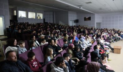 “Kartepeli Minikler Bilimi Sahneye Taşıdı: Çılgın Mucit Amca ile Kahkaha Dolu İcatlar!”