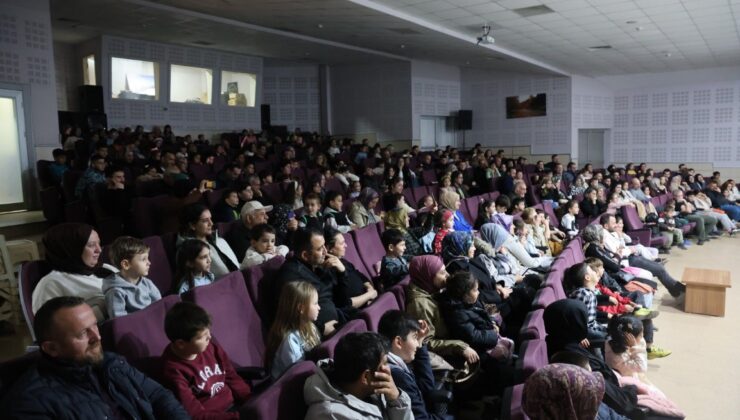 “Kartepeli Minikler Bilimi Sahneye Taşıdı: Çılgın Mucit Amca ile Kahkaha Dolu İcatlar!”