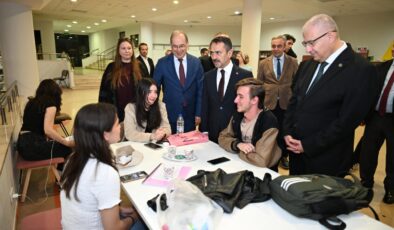Vali Aktaş KOÜ Genç Ofis’te: Gençlerin Yıl Boyunca Ürettiği Eserleri İnceledi