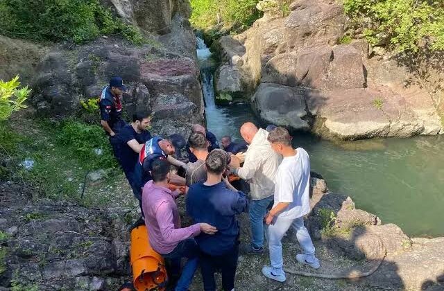 KOCAELİ’DE BAYRAM ZİYARETİ FACİASI: ANNE VE OĞUL DEREDE AKINTIYA KAPILARAK CAN VERDİ