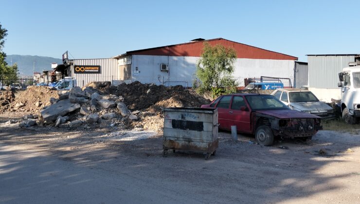 “Deprem Bölgesi Değil, Yeşil Alan!” Köseköy Sanayi Sitesi Çevresi Hurdalığa Döndü