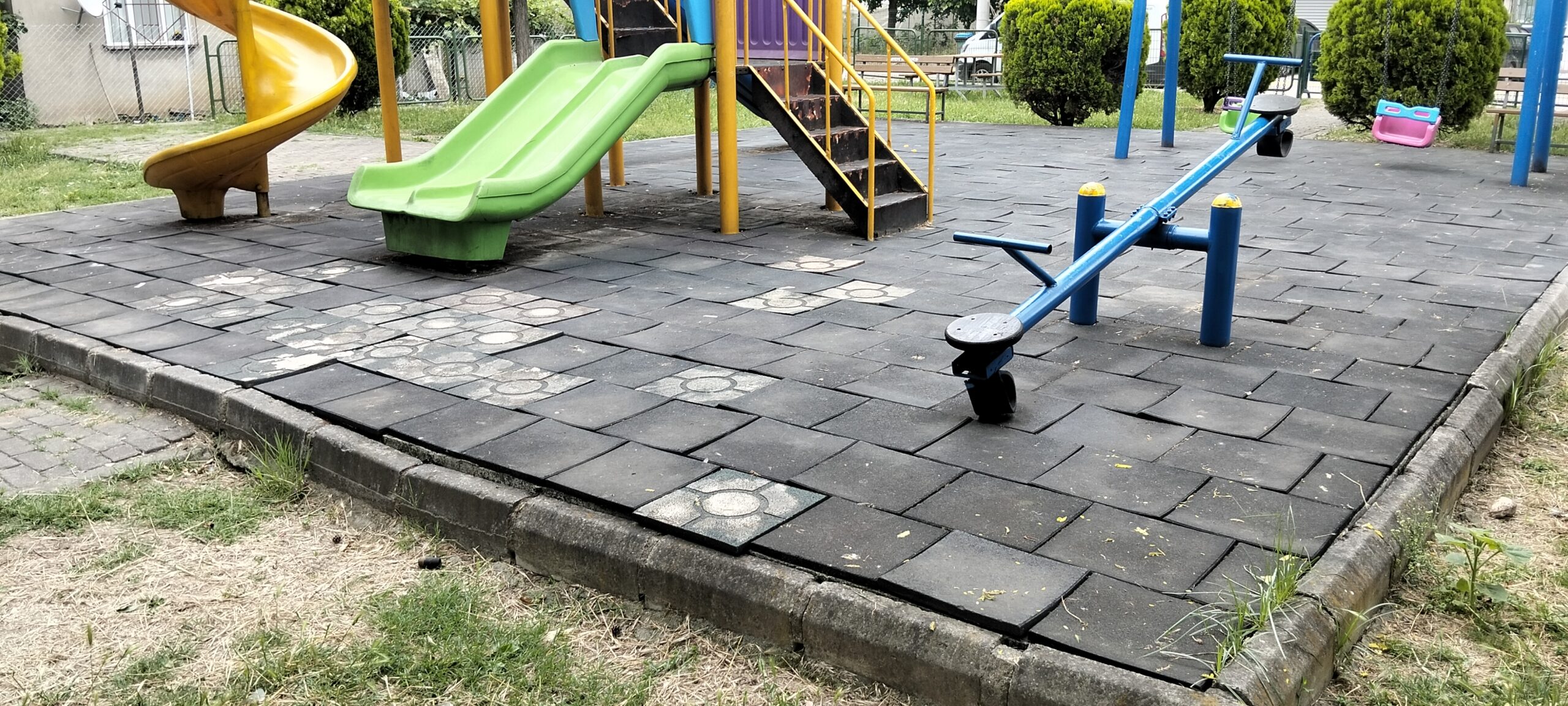 Kartepe Yıldız Sokak’taki Çocuk Parkı Tepki Çekiyor: “Bordür Taşları Tehlike Saçıyor”