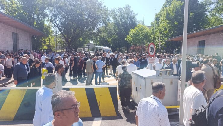 Meclis Kampüsünde Slogan Savaşları: Özgür Özel Grubu Toplayacak, Meclis Önünde ‘Hain’ Çatlağı
