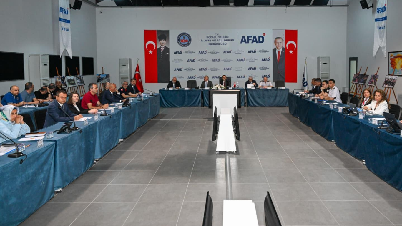 KOCAELİ AFETE KARŞI MASADA: VALİ AKTAŞ BAŞKANLIĞINDA KRİTİK ZİRV