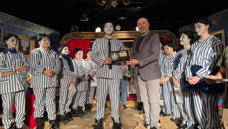 Sanat Akademisi’nden Muhteşem Performans: “Bir Delinin Hatıra Defteri” İzmitlileri Büyüledi!
