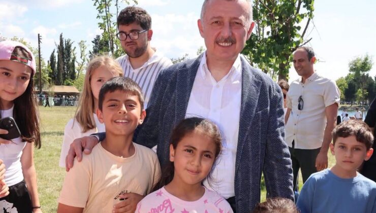 KOCAELİ’DE REKORLU AÇILIŞ GÜNLÜĞÜ: KÖRFEZ AQUA İLK GÜNDE 15 BİNİ AŞTI, BAŞKAN BÜYÜAKIN ÇOCUKLARLA KUTLADI!