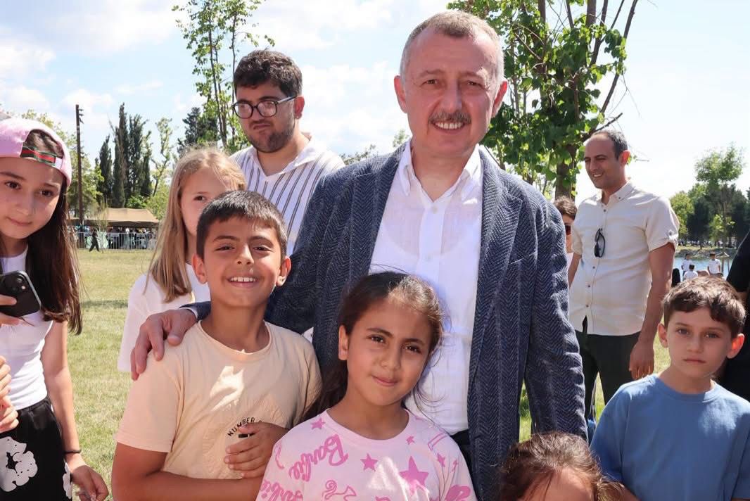 KOCAELİ’DE REKORLU AÇILIŞ GÜNLÜĞÜ: KÖRFEZ AQUA İLK GÜNDE 15 BİNİ AŞTI, BAŞKAN BÜYÜAKIN ÇOCUKLARLA KUTLADI!