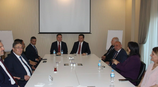 İZMİT SİYASETİNDE SÜRPRİZ TRAFİK: Belediye Başkanı Fatma Kaplan Hürriyet’ten Basına Kapalı Kritik Temas!
