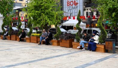 İZMİT’İN KALBİNE ESTETİK DOKUNUŞ: FEVZİYE MEYDANI YENİLENDİ!