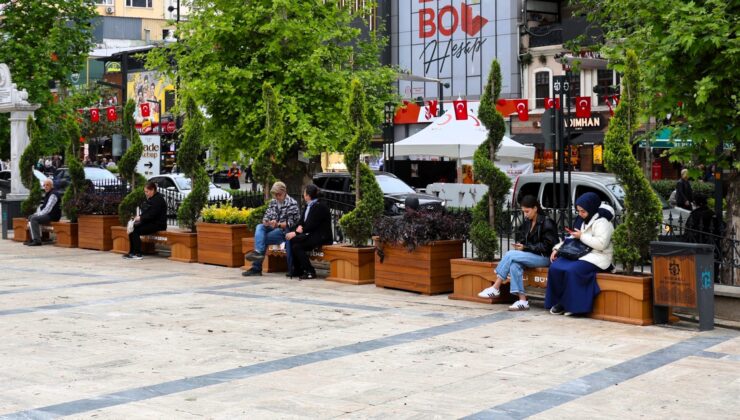 İZMİT’İN KALBİNE ESTETİK DOKUNUŞ: FEVZİYE MEYDANI YENİLENDİ!