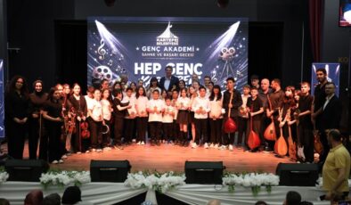 GENÇ AKADEMİ’DEN GÖZ DOLDURAN GECE: “SAHNE VE BAŞARI GECESİ” UNUTULMAZ ANLARA SAHNE OLDU!