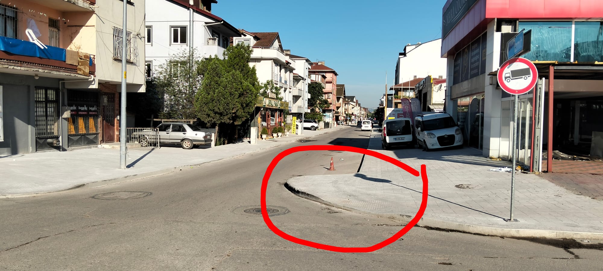 Kartepe İstasyon Mahallesi’ndeki Yol Düzenlemesi Sürücüleri Tedirgin Ediyor