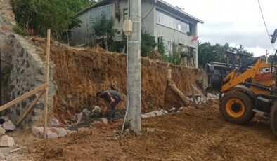 Akmeşe’de Yol Güvenliği Artıyor: İzmit Belediyesi’nden Taş Duvar Çalışması