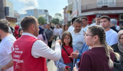 İZMİT BELEDİYESİ YKS SABAHI SAHADAYDI: BAŞKAN HÜRRİYET VE EKİPLERİ GENÇLERİ VE AİLELERİNİ UNUTMADI!