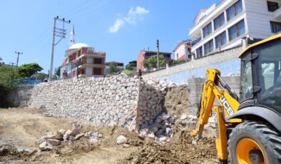 İZMİT BELEDİYESİNDEN TÜYSÜZLER’DE KRİTİK MÜDAHALE: RİSKLİ TAŞ DUVAR YENİLENİYOR!