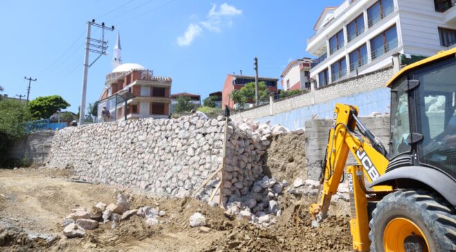 İZMİT BELEDİYESİNDEN TÜYSÜZLER’DE KRİTİK MÜDAHALE: RİSKLİ TAŞ DUVAR YENİLENİYOR!