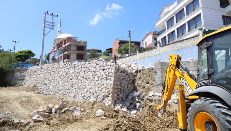 İZMİT BELEDİYESİNDEN TÜYSÜZLER’DE KRİTİK MÜDAHALE: RİSKLİ TAŞ DUVAR YENİLENİYOR!