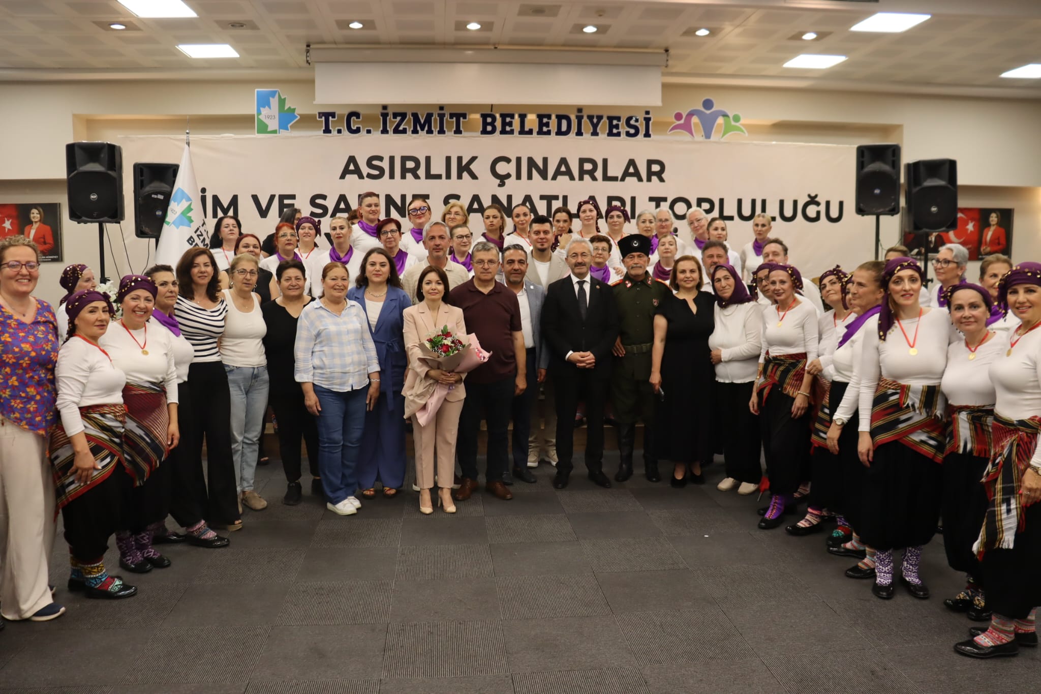 Asırlık Çınarlardan Muhteşem Sahne Performansı: İzmitliler Ayakta Alkışladı!