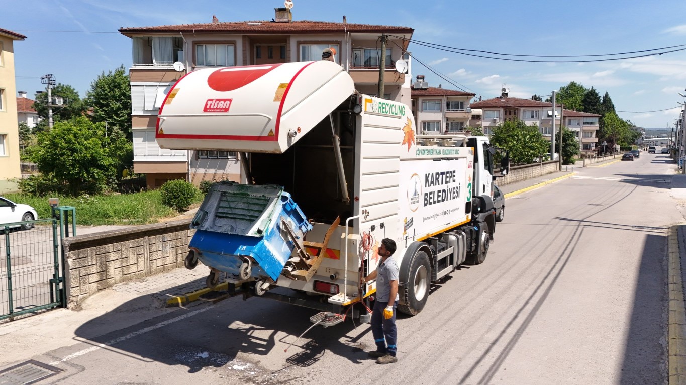 Kartepe’de Bayram Sonrası Titiz Çalışma: Konteynerler Köşe Bucak Temizleniyor