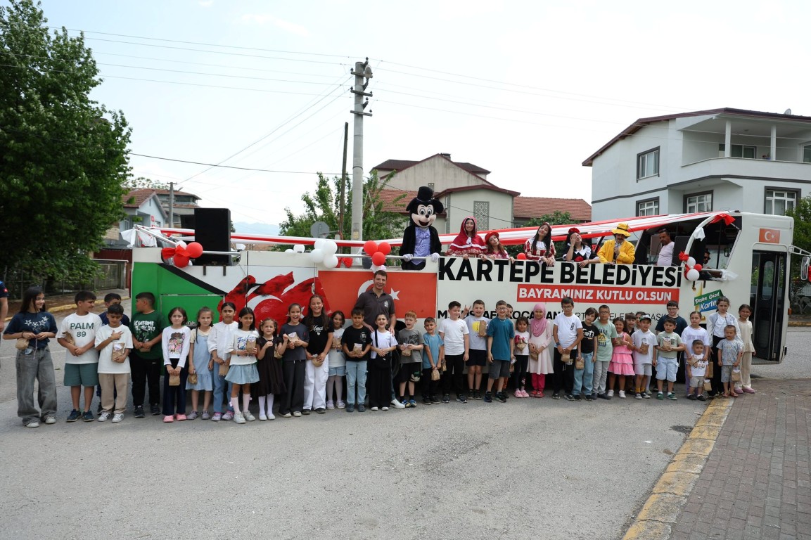 Kartepe’de Çocukların Bayram Coşkusu Sokaklara Taştı: Gezici Otobüsle Unutulmaz Bir Bayram Geçirdiler!