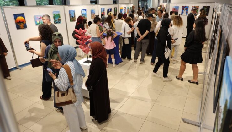 Kartepe’de Sanat Rüzgarı: “Ahenk” Yıl Sonu Resim Sergisi Ziyarete Açıldı!