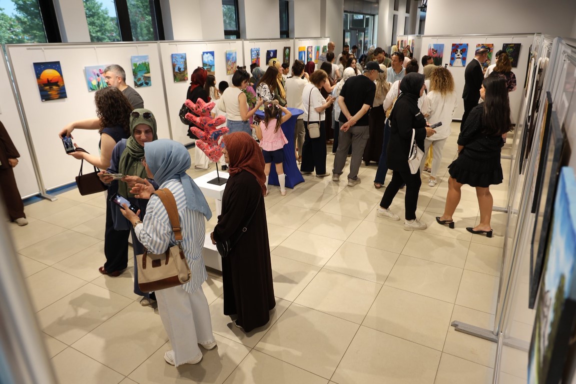 Kartepe’de Sanat Rüzgarı: “Ahenk” Yıl Sonu Resim Sergisi Ziyarete Açıldı!
