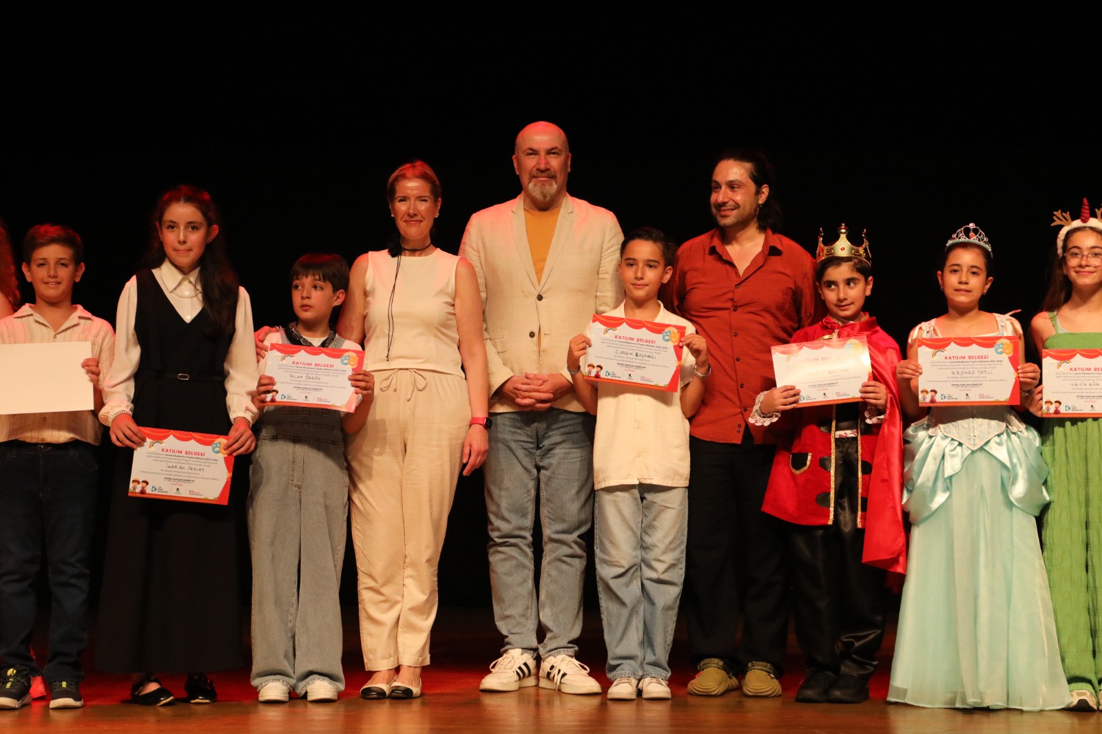 Sahne Miniklerin! Sanat Akademisi’nin Genç Yetenekleri Göz Doldurdu