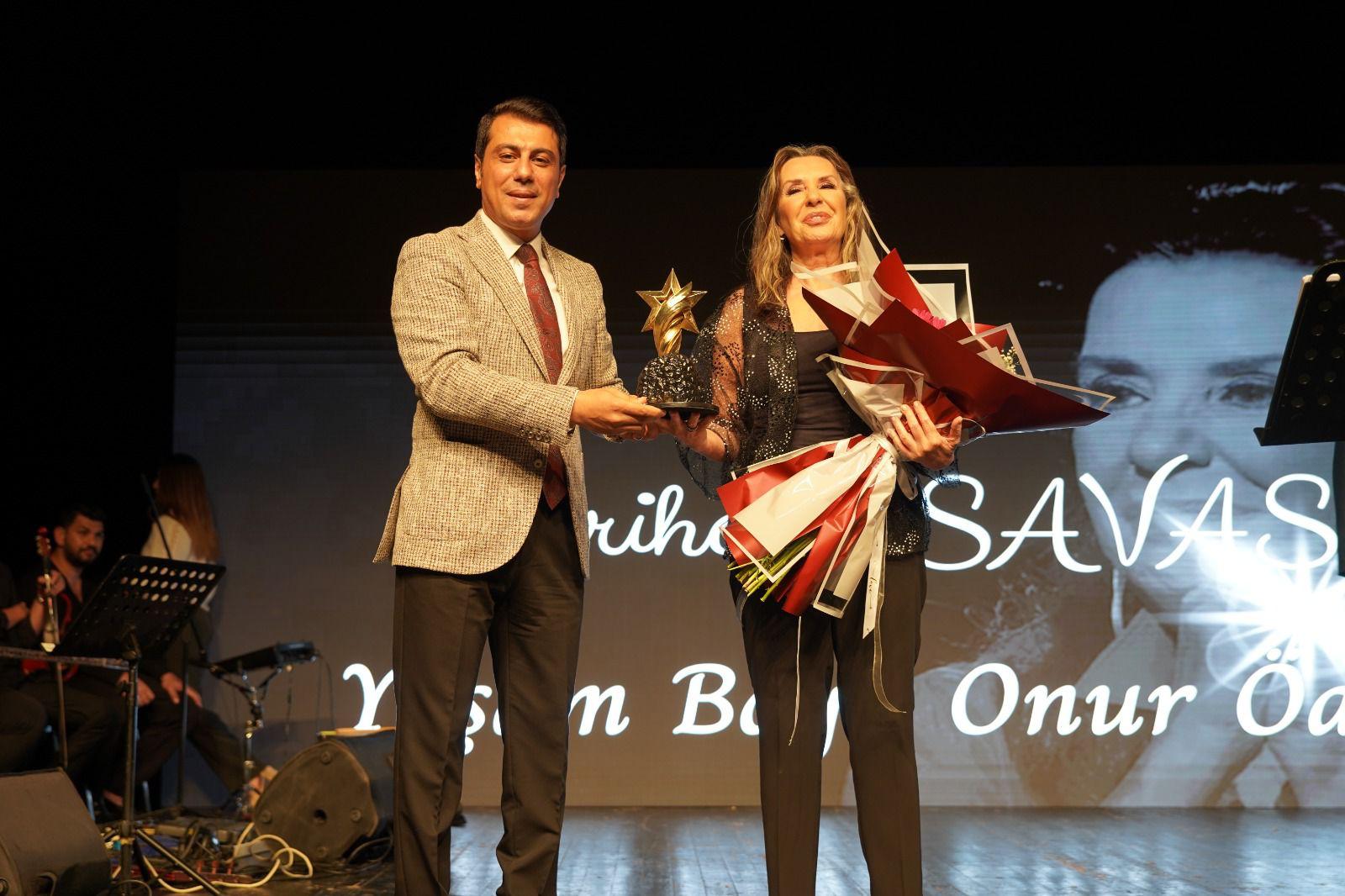 ​KOCAELİ’DE KIRMIZI HALI HEYECANI: PERİHAN SAVAŞ’A YAŞAM BOYU ONUR ÖDÜLÜ!