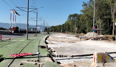 DİKKAT, ÖLÜMÜNE DAVETİYE! KARTEPE STADYUM YOLUNDA FACİAYA RAMAK KALDI!
