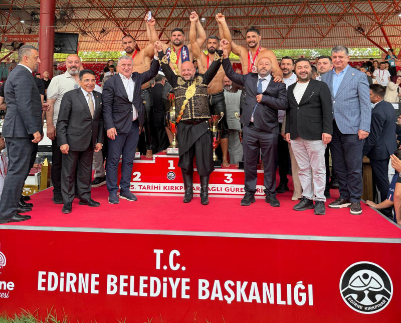 Kırkpınar’da Kürsüye Çıktı: Kağıtsporlu Seçkin Duman Er Meydanında Tarih Yazdı!