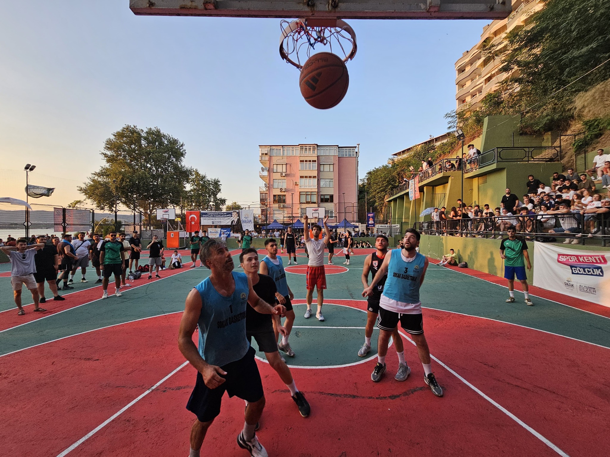 GÖLCÜK’TE POTALAR KURULUYOR: DEĞİRMENDERE SAHİLİ’NDE SOKAK BASKETBOLU HEYECANI