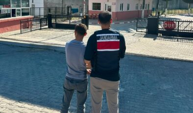JASAT’TAN GÖLCÜK’TE NEFES KESEN OPERASYON: 15 YILA YAKIN HAPİS CEZASI BULUNAN ZEHİR TACİRİ YAKALANDI!