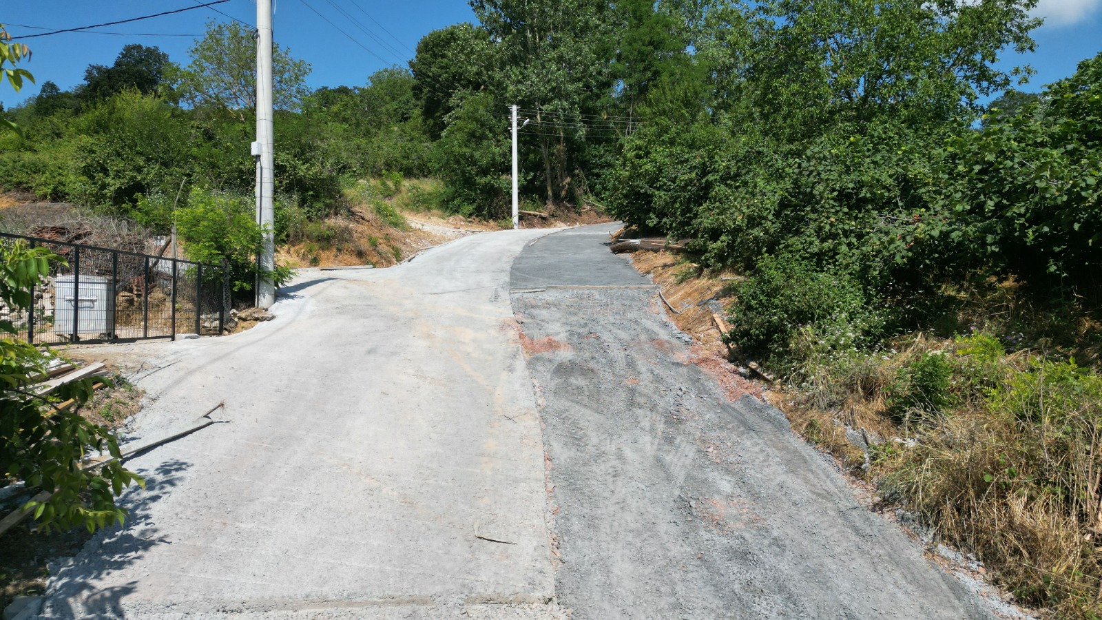 İZMİT’TE ULAŞIM REFORMU: AKMEŞE’YE DEMİR GİBİ BETON YOL!