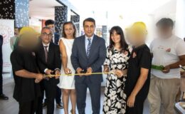 İzmit Çocuk Evleri’nden Yürekleri Isıtan Sergi: “Sarı Şapkalı Çocuk” Açıldı